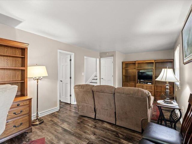 7073 W GILLESPIE BRIDGE RD, Columbia, MO 65203