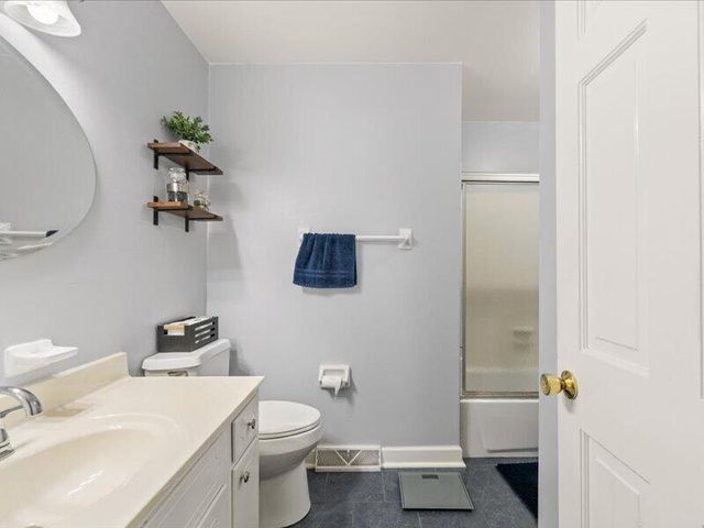 7073 W GILLESPIE BRIDGE RD, Columbia, MO 65203