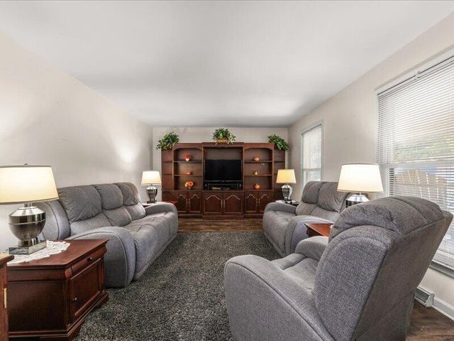 7073 W GILLESPIE BRIDGE RD, Columbia, MO 65203