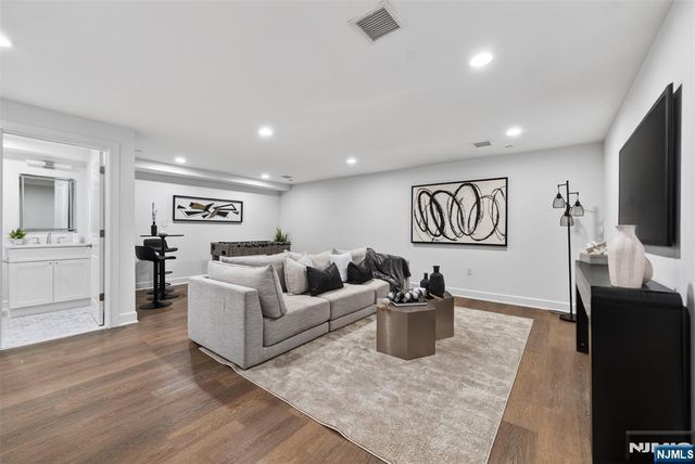 10 Gabriel Court, Paramus, NJ 07652