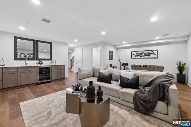 10 Gabriel Court, Paramus, NJ 07652