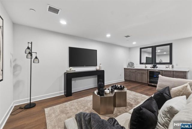 10 Gabriel Court, Paramus, NJ 07652