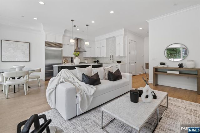 10 Gabriel Court, Paramus, NJ 07652