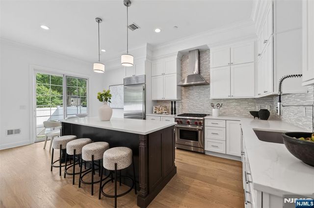 10 Gabriel Court, Paramus, NJ 07652
