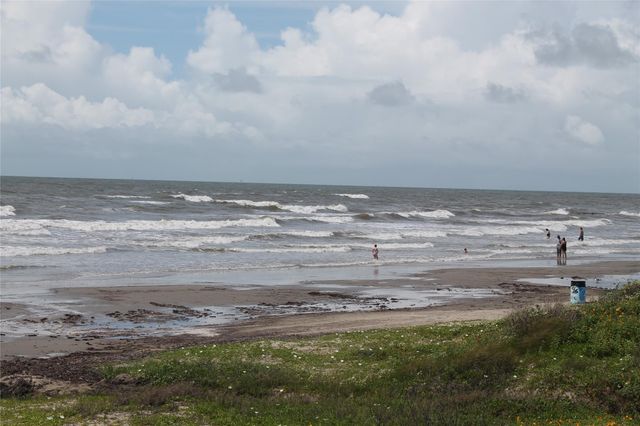 1015 30th Street 1, Galveston, TX 77550