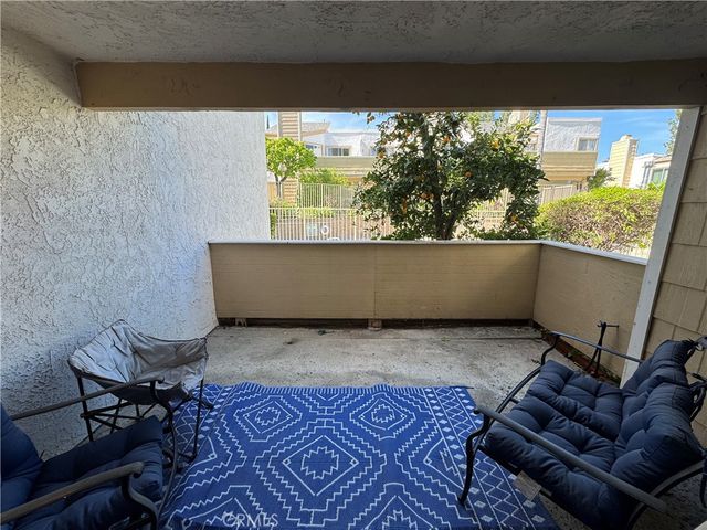 18408 Hatteras 13, Tarzana, CA 91356