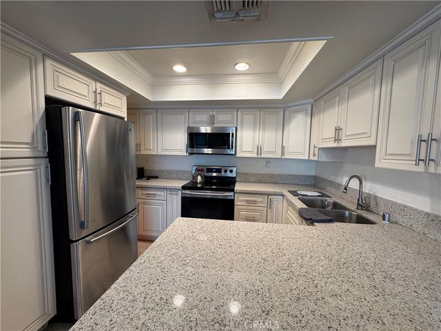 18408 Hatteras 13, Tarzana, CA 91356