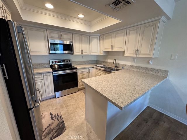 18408 Hatteras 13, Tarzana, CA 91356