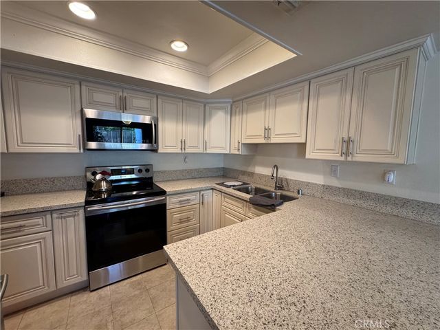 18408 Hatteras 13, Tarzana, CA 91356