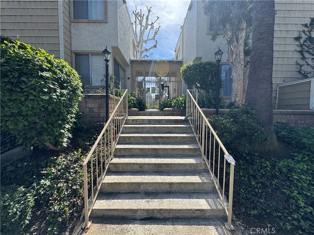 18408 Hatteras 13, Tarzana, CA 91356