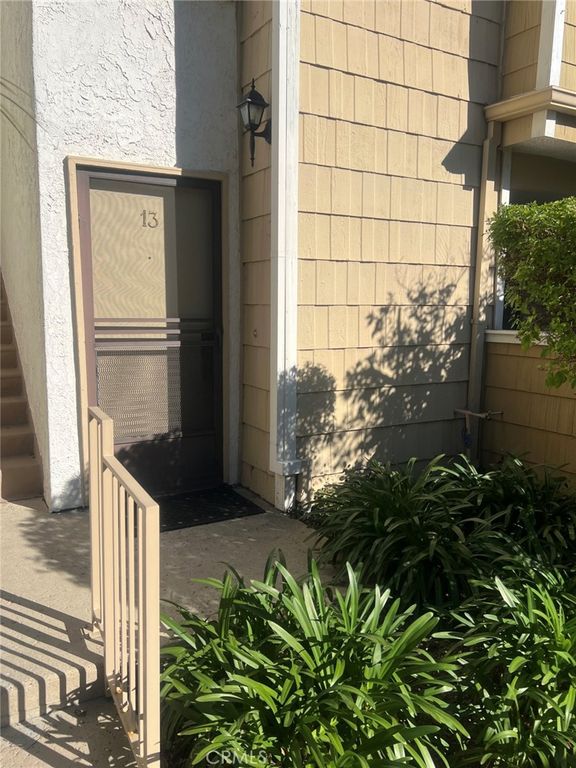 18408 Hatteras 13, Tarzana, CA 91356