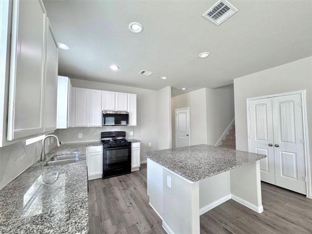 303 Black Bear Drive, Huntsville, TX 77320