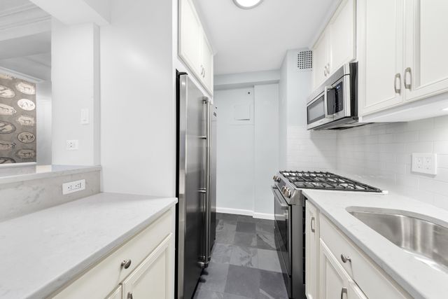 415 E 52nd St Apt 8MC, New York City, NY 10022