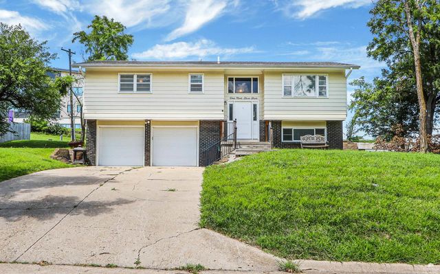 1925 Blue Hills Road, Manhattan, KS 66502