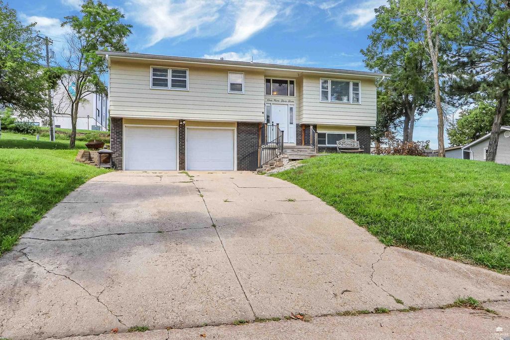 1925 Blue Hills Road, Manhattan, KS 66502