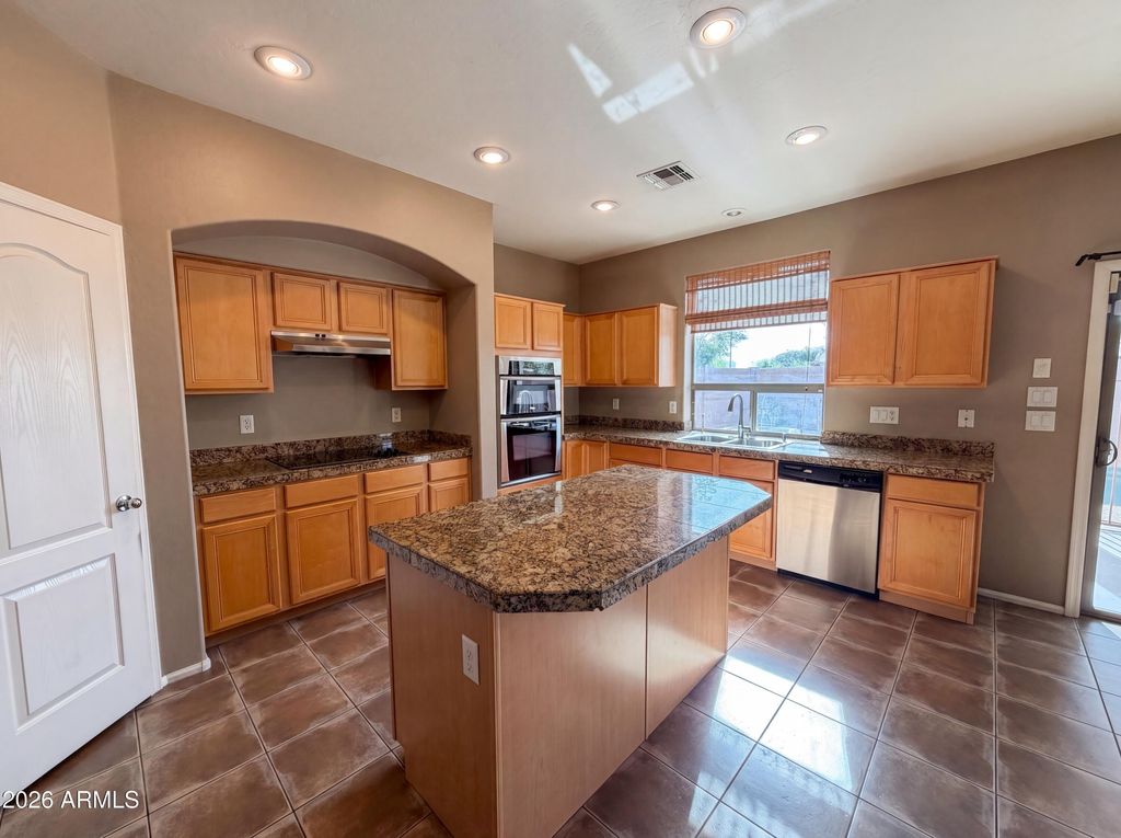 Image 10 of property listing at 2993 S 160TH Lane, Goodyear, AZ 85338