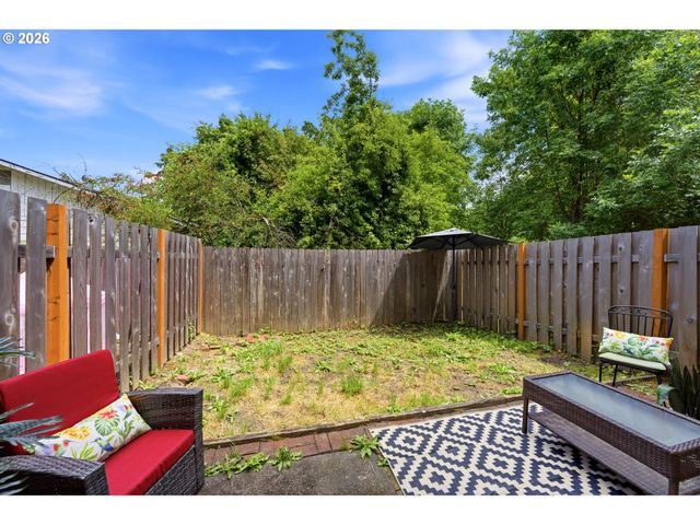 17960 Sw JOHNSON St C, Beaverton, OR 97003