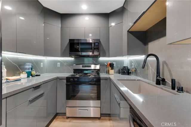 15344 Weddington Street 102, Sherman Oaks, CA 91411