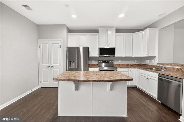 37 ERIE PL, Falling Waters, WV 25419