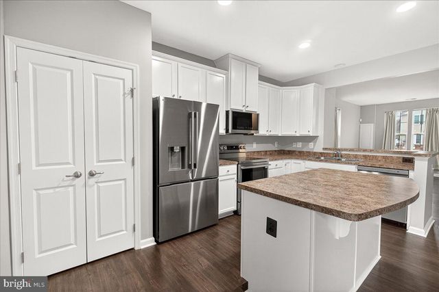 37 ERIE PL, Falling Waters, WV 25419