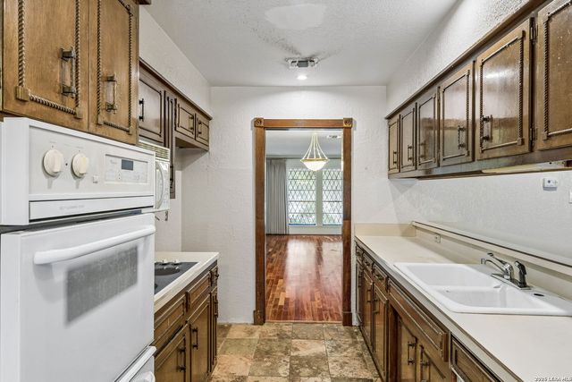 10801 PINEHILL ST, San Antonio, TX 78230
