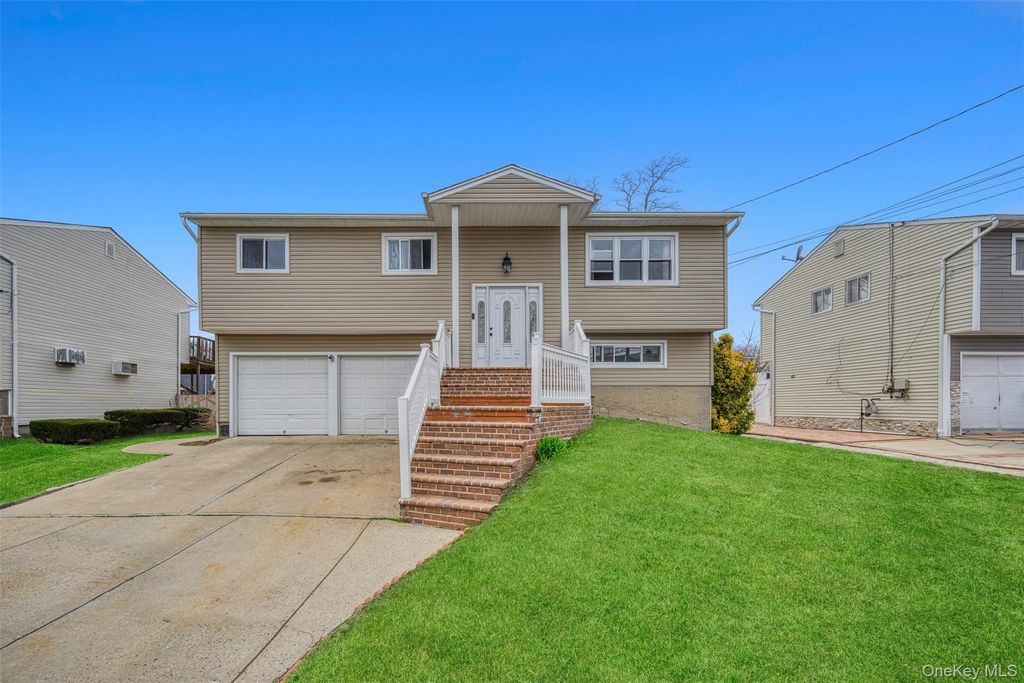 3 Ozone Place, Massapequa, NY 11758