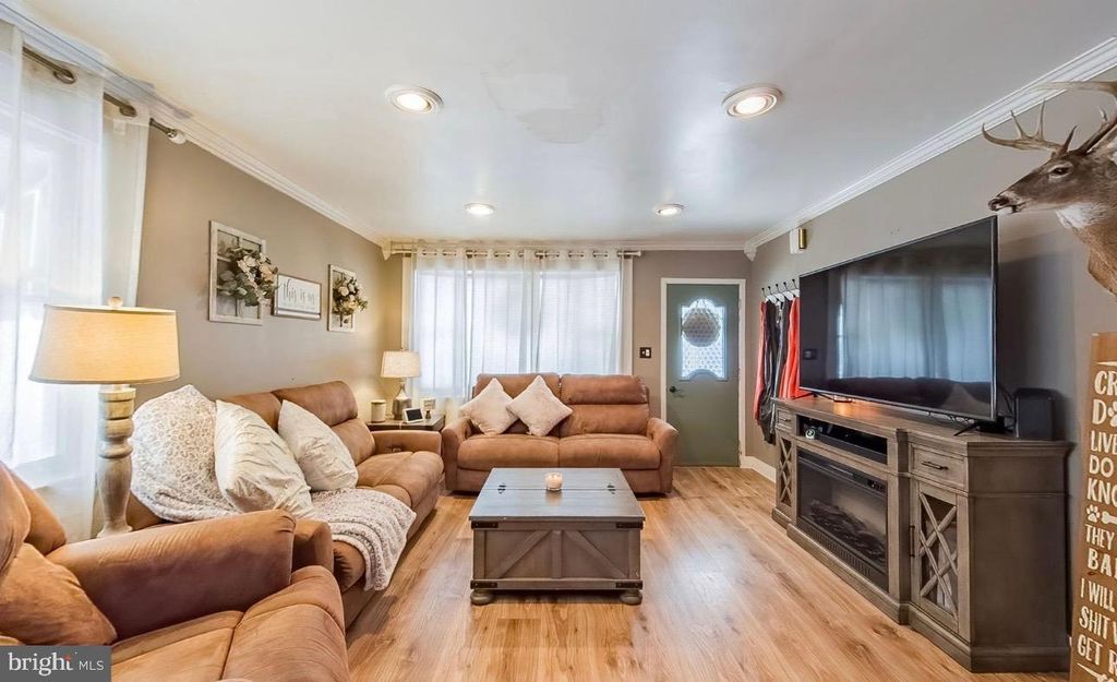 Image 2 of property listing at 528 LYTLE ST, Minersville, PA 17954