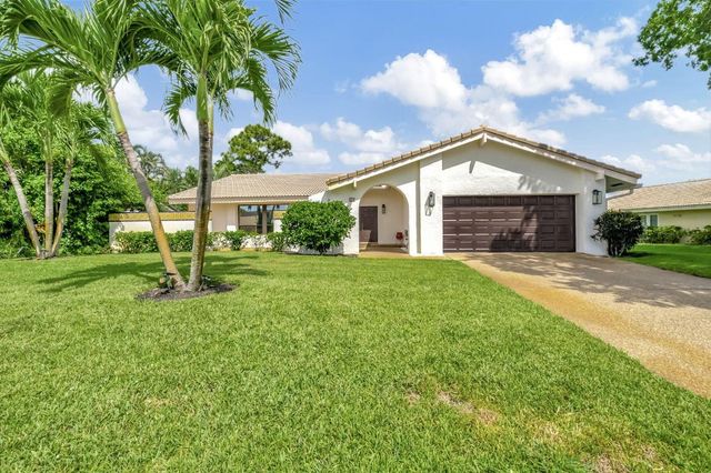 804 Foxpointe Circle, Delray Beach, FL 33445