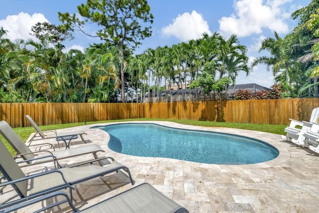 804 Foxpointe Circle, Delray Beach, FL 33445