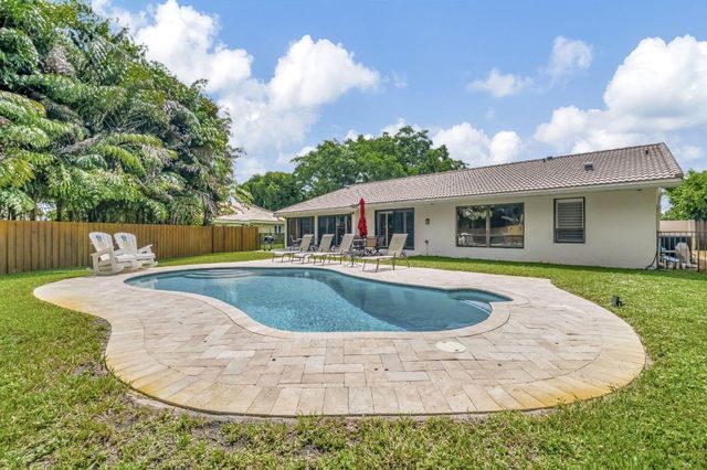 804 Foxpointe Circle, Delray Beach, FL 33445