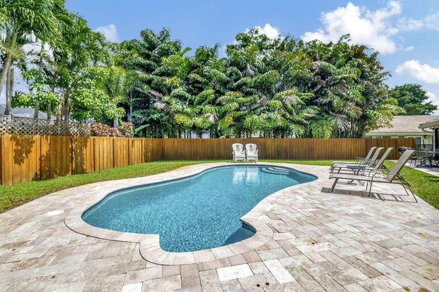 804 Foxpointe Circle, Delray Beach, FL 33445