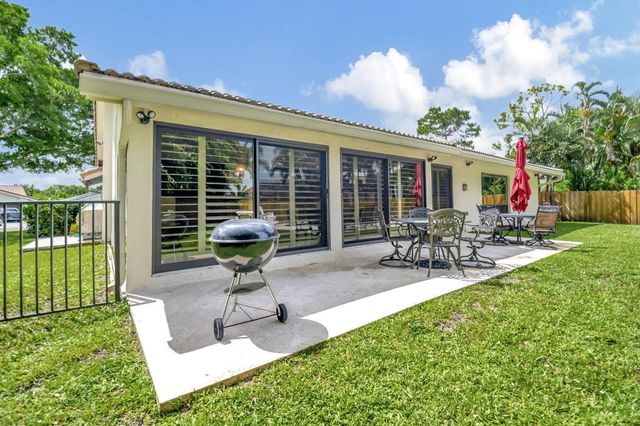 804 Foxpointe Circle, Delray Beach, FL 33445