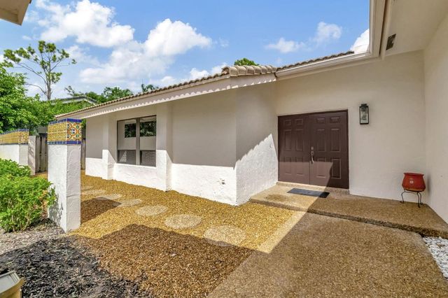 804 Foxpointe Circle, Delray Beach, FL 33445