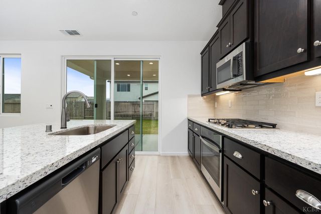 2467 NW Cedar Grove Court, Hanford, CA 93230