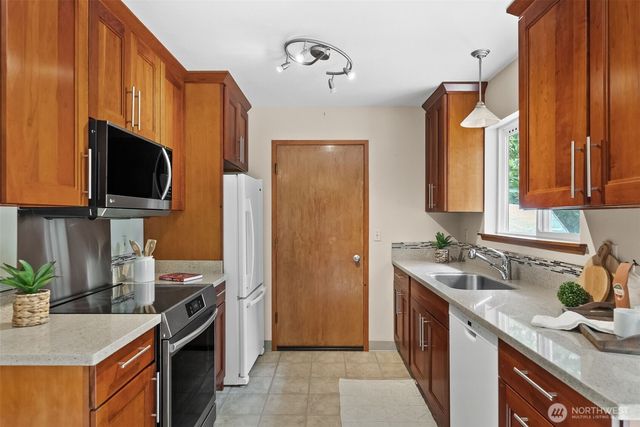 560 E Timberlake Drive E, Shelton, WA 98584