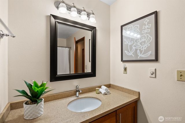 560 E Timberlake Drive E, Shelton, WA 98584