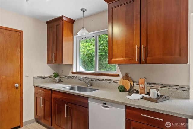 560 E Timberlake Drive E, Shelton, WA 98584