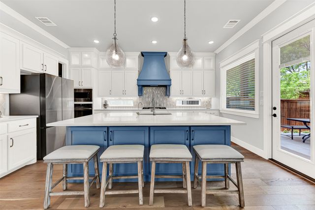 452 Jones Street, Grapevine, TX 76051