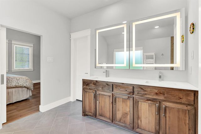 452 Jones Street, Grapevine, TX 76051