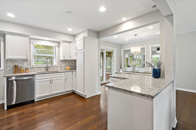 5104 Duggan Plaza, Edina, MN 55439