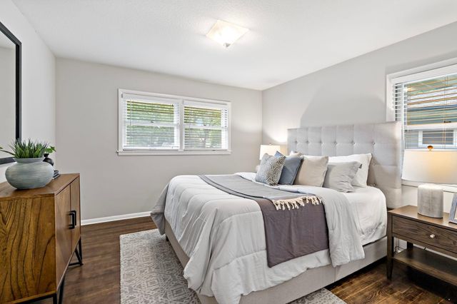 5104 Duggan Plaza, Edina, MN 55439