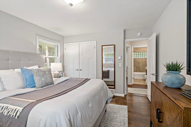 5104 Duggan Plaza, Edina, MN 55439