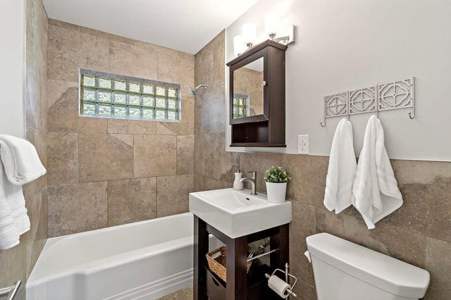 5104 Duggan Plaza, Edina, MN 55439