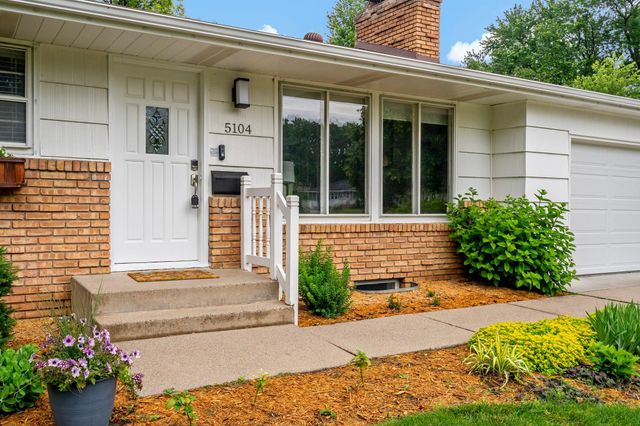 5104 Duggan Plaza, Edina, MN 55439