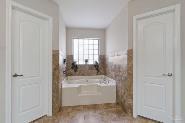 2365 Crescent Rd, Navarre, FL 32566