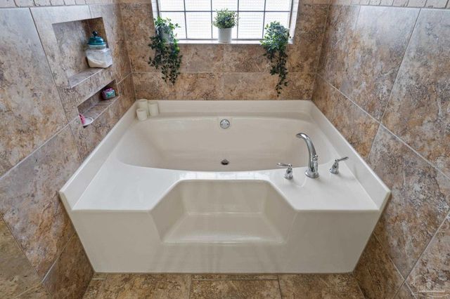 2365 Crescent Rd, Navarre, FL 32566