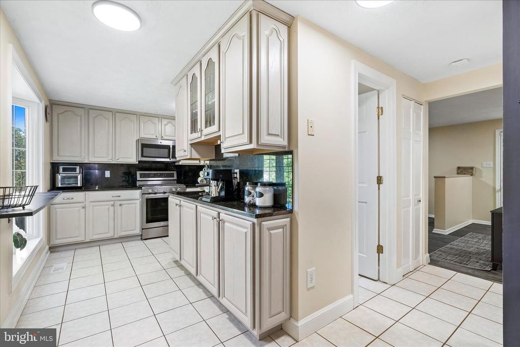 Image 16 of property listing at 7014 WILLOW TREE DR S, Middletown, MD 21769