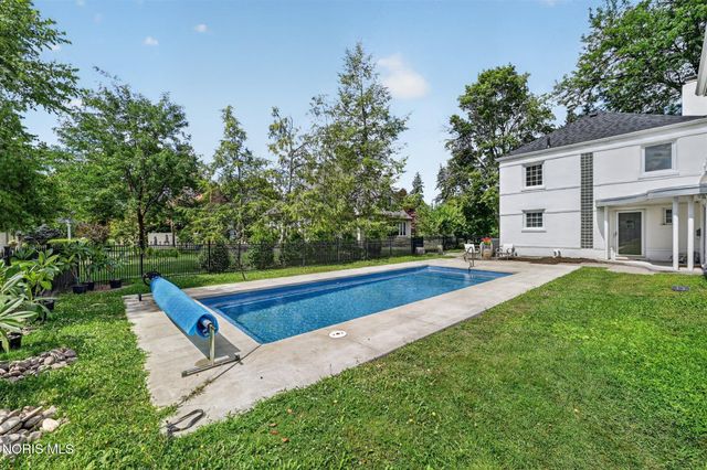 335 Riverside Drive, Rossford, OH 43460