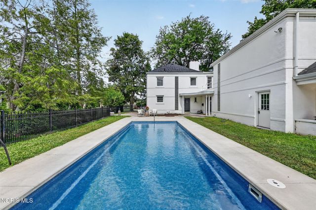 335 Riverside Drive, Rossford, OH 43460