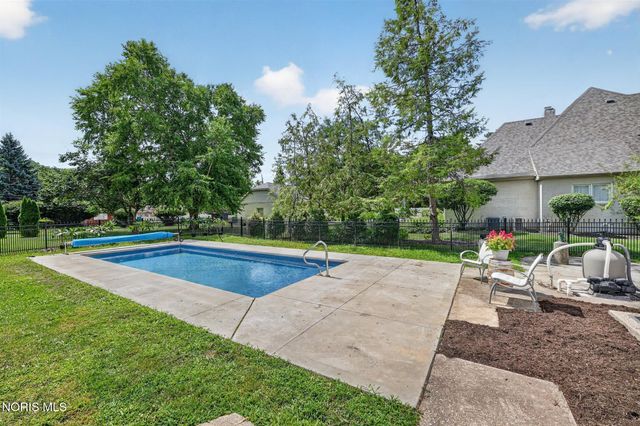 335 Riverside Drive, Rossford, OH 43460